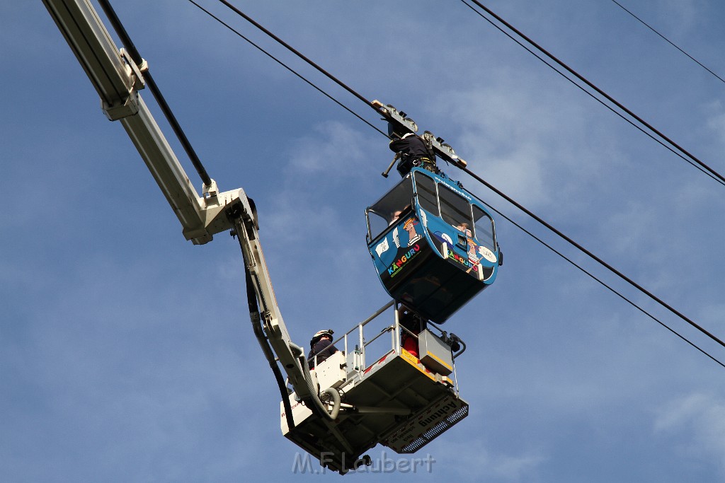 Koelner Seilbahn Gondel blieb haengen Koeln Linksrheinisch P584.JPG